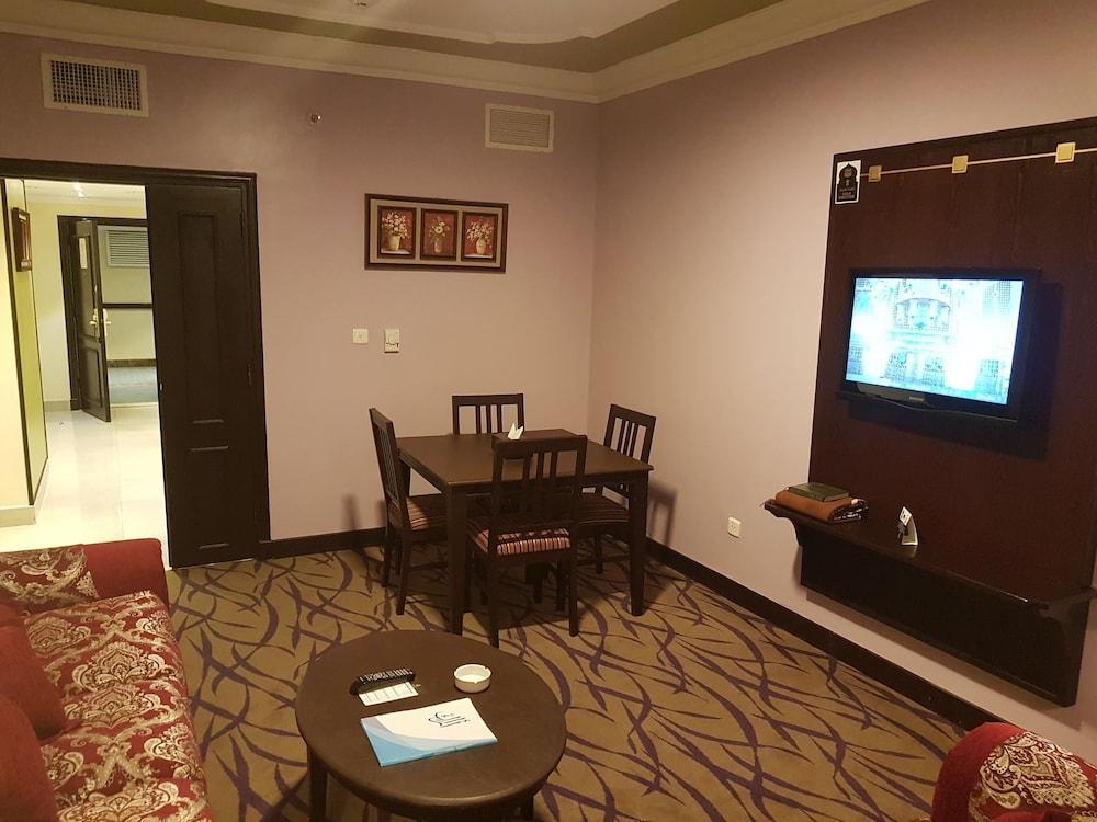 Taiba Suites Madinah Медина Экстерьер фото A living room in a suite at the hotel