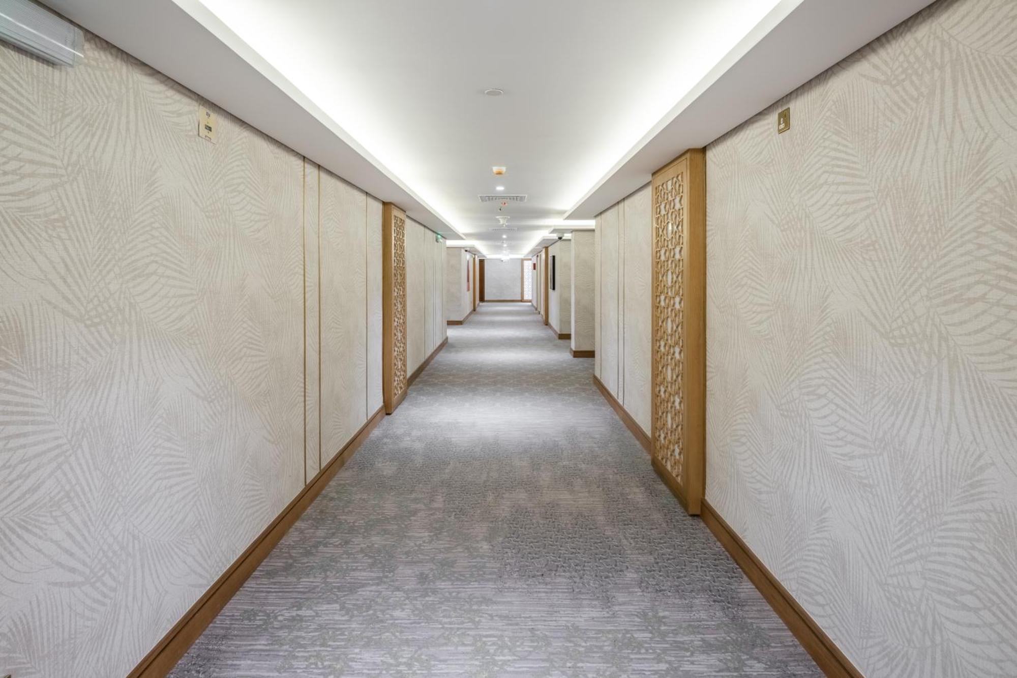 Taiba Suites Madinah Медина Экстерьер фото A corridor at the hotel