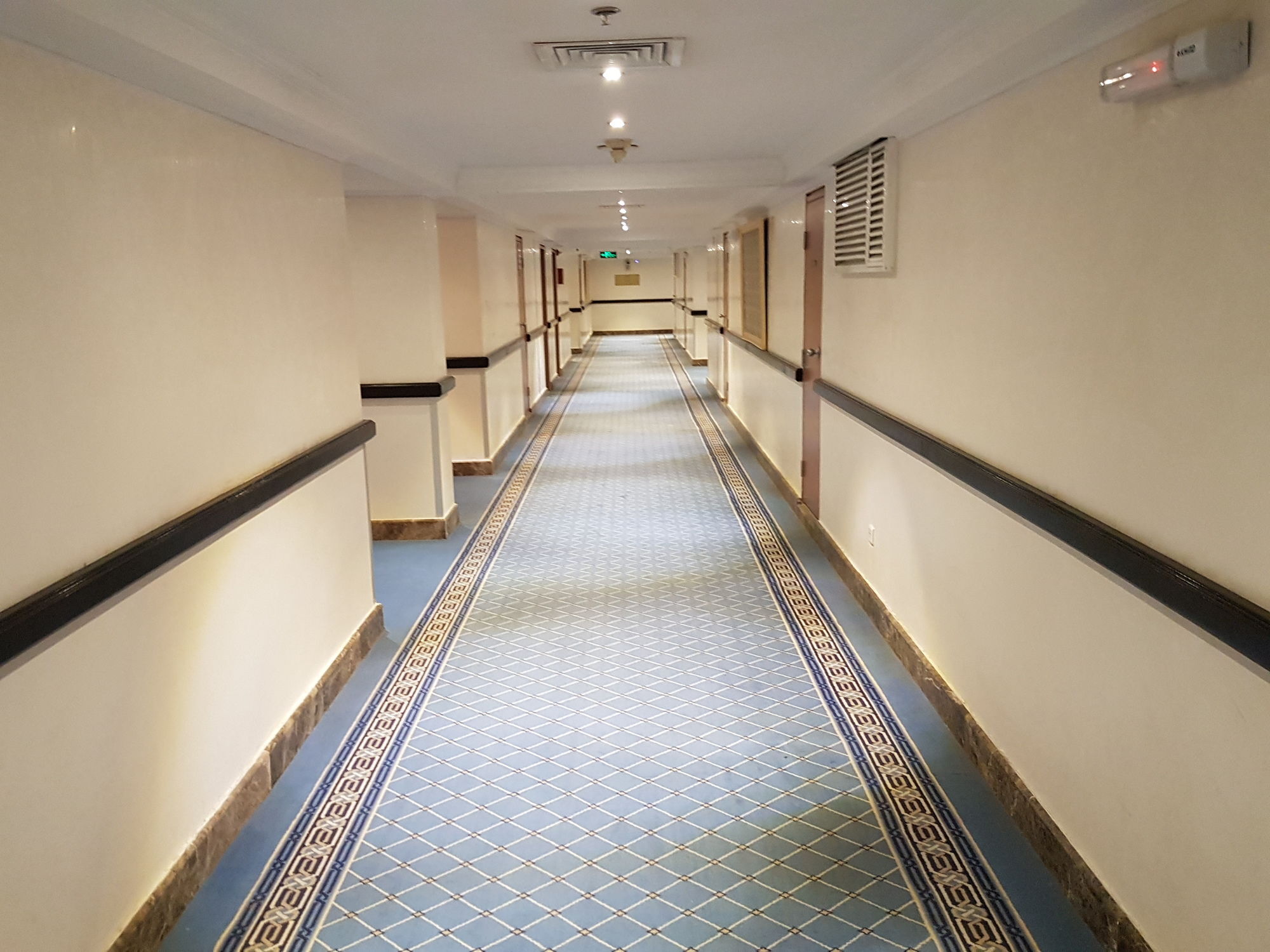 Taiba Suites Madinah Медина Экстерьер фото A corridor in a hotel