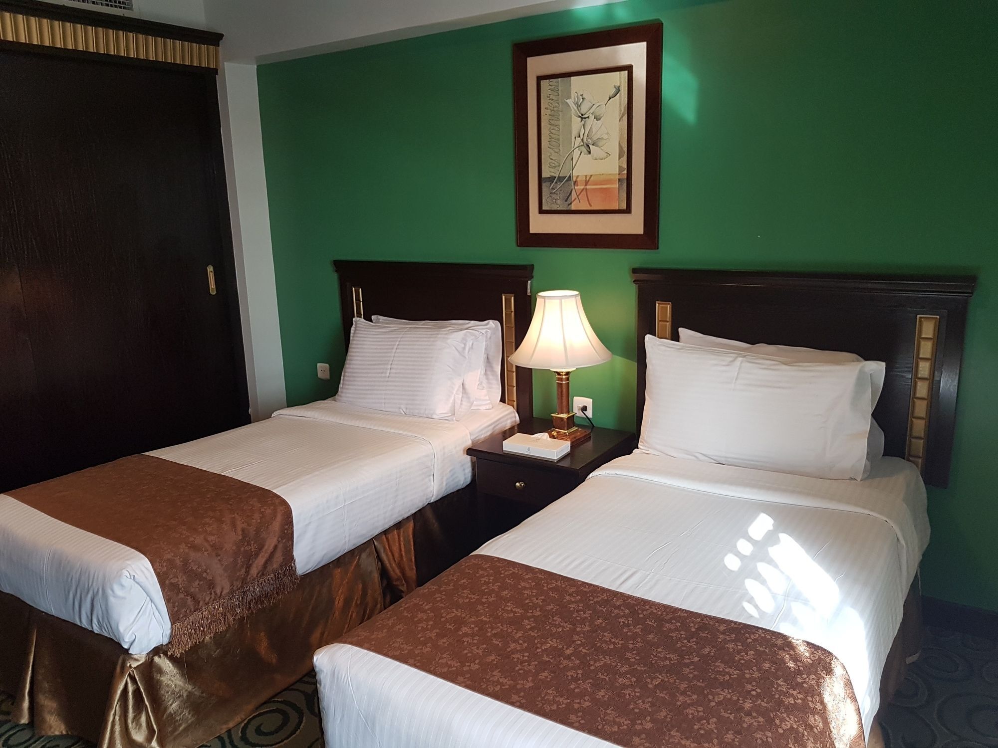 Taiba Suites Madinah Медина Экстерьер фото A room at the hotel