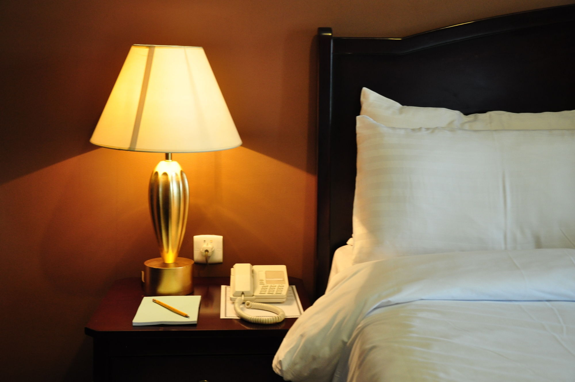 Taiba Suites Madinah Медина Экстерьер фото A lamp on a bedside table