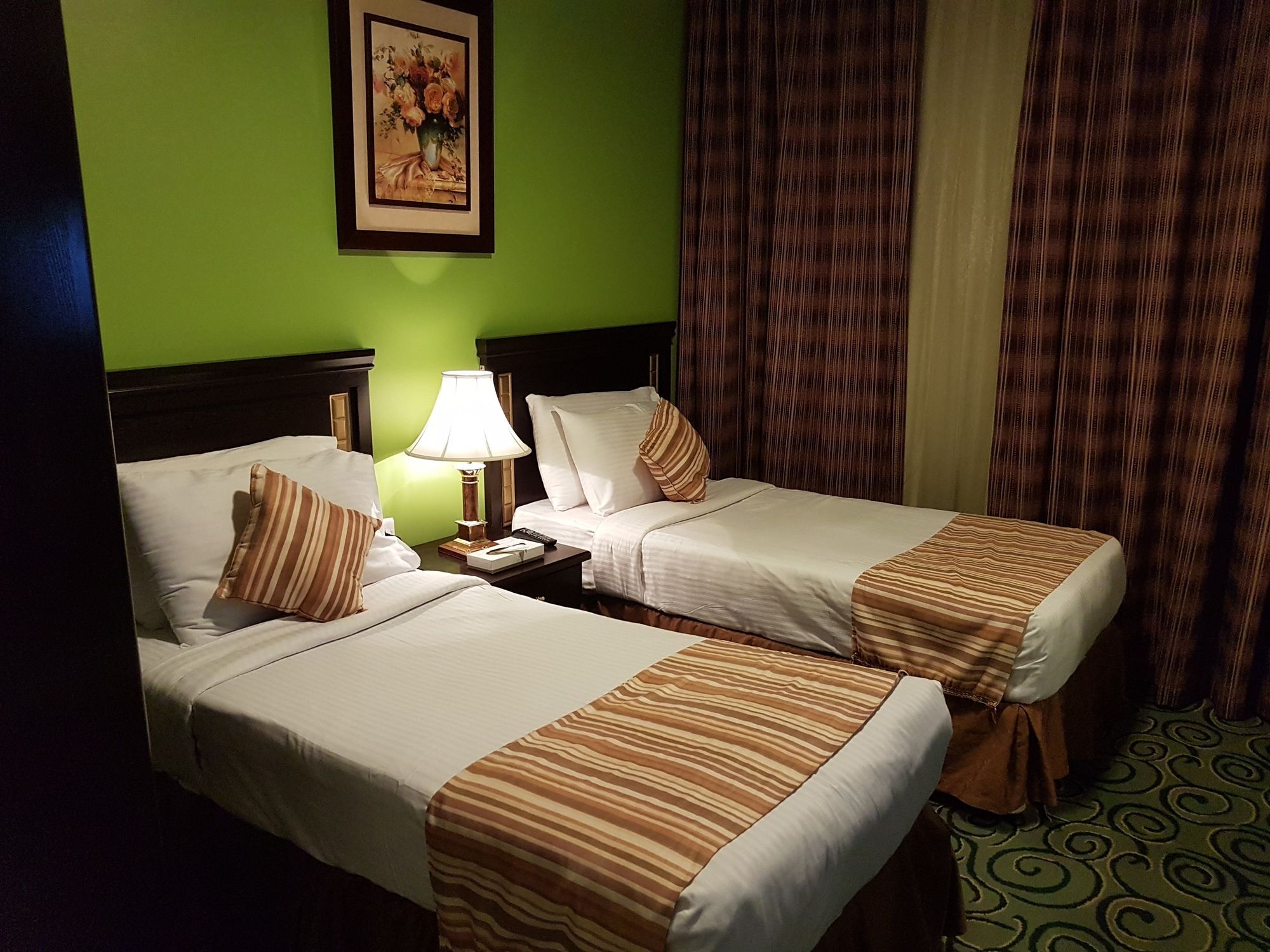 Taiba Suites Madinah Медина Экстерьер фото A room at the hotel