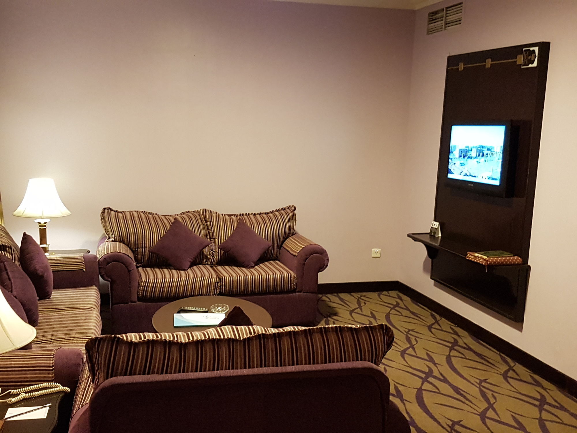 Taiba Suites Madinah Медина Экстерьер фото A living room in a hotel suite