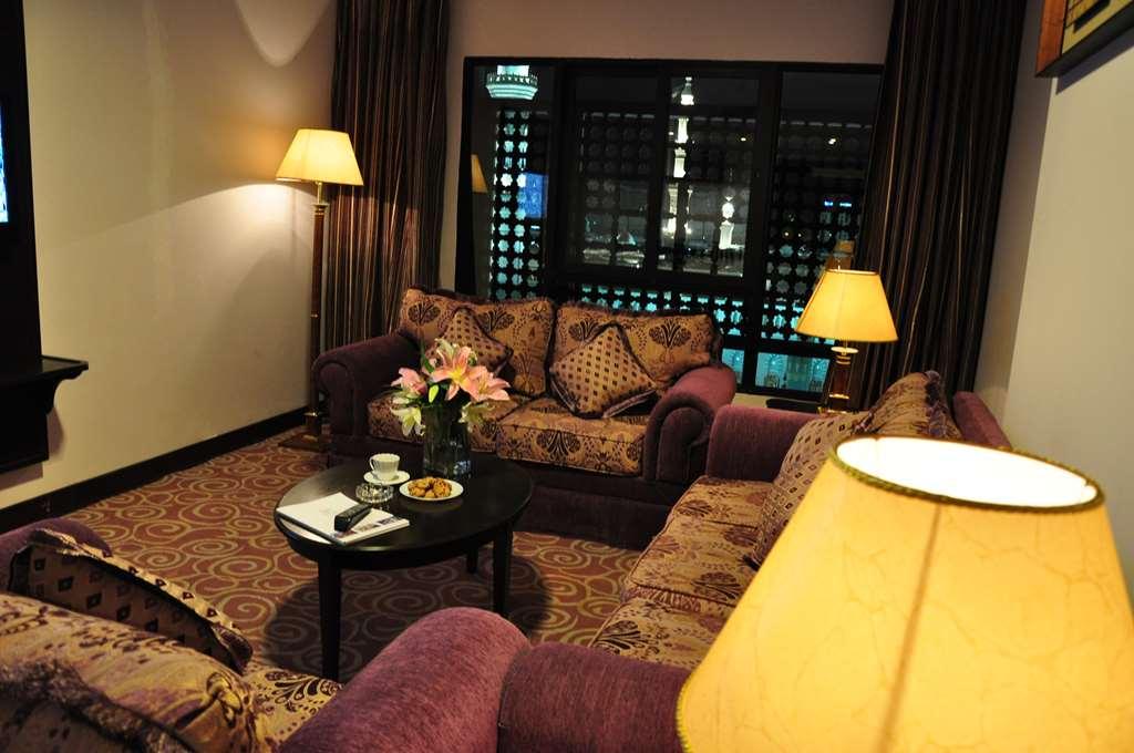 Taiba Suites Madinah Медина Номер фото A suite at the hotel