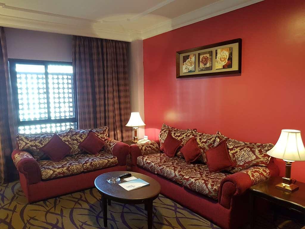 Taiba Suites Madinah Медина Номер фото A living room in a suite at the Grand Hotel